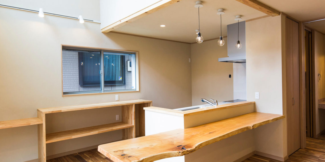 大きな吹き抜けとフリースペースのある家