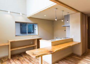 大きな吹き抜けとフリースペースのある家