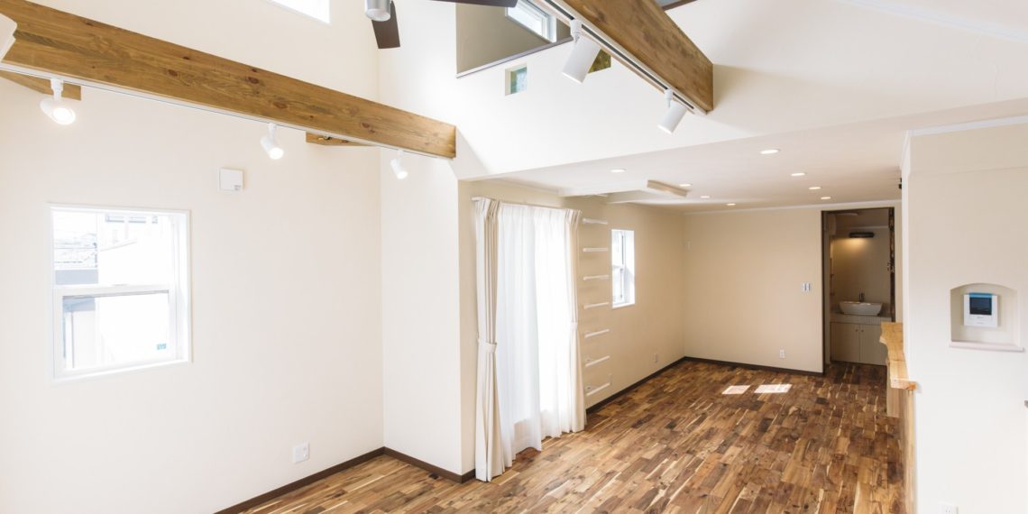 大きな吹き抜けとフリースペースのある家