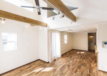 大きな吹き抜けとフリースペースのある家