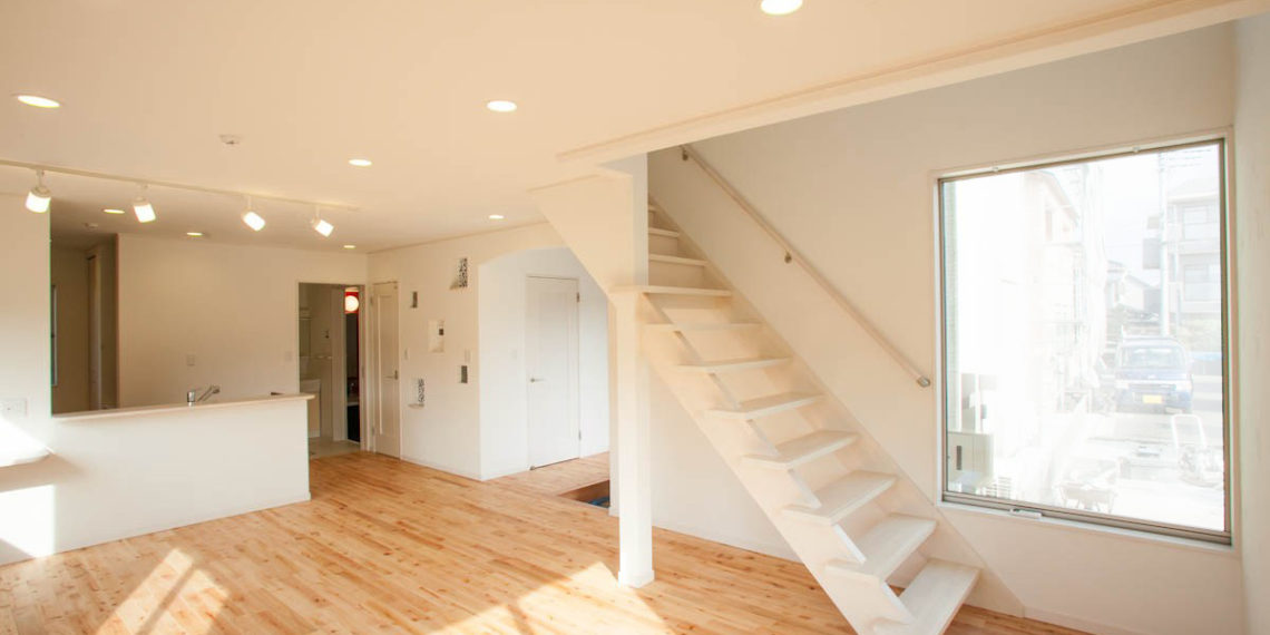 旗竿状の敷地に建つ家