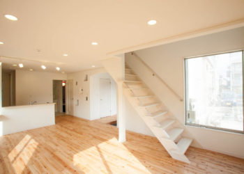 旗竿状の敷地に建つ家