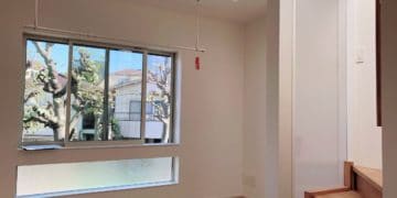 都内３階建て、建築面積１９㎡。３階の階段に大きな窓を設け、リビングに光を入れる工夫。デッドスペースを有効に活用し、階段部分に本棚を設置しました。