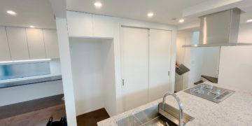 キッチンハウスのオーダーキッチン横にワークスペースを設けた3階建て注文住宅設計。