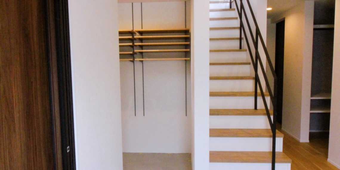 注文住宅２階建て。建築面積約４９㎡、延べ床面積９６㎡。１階にファミリークローゼットを作り、木材や、使い勝手にこだわった注文住宅設計。